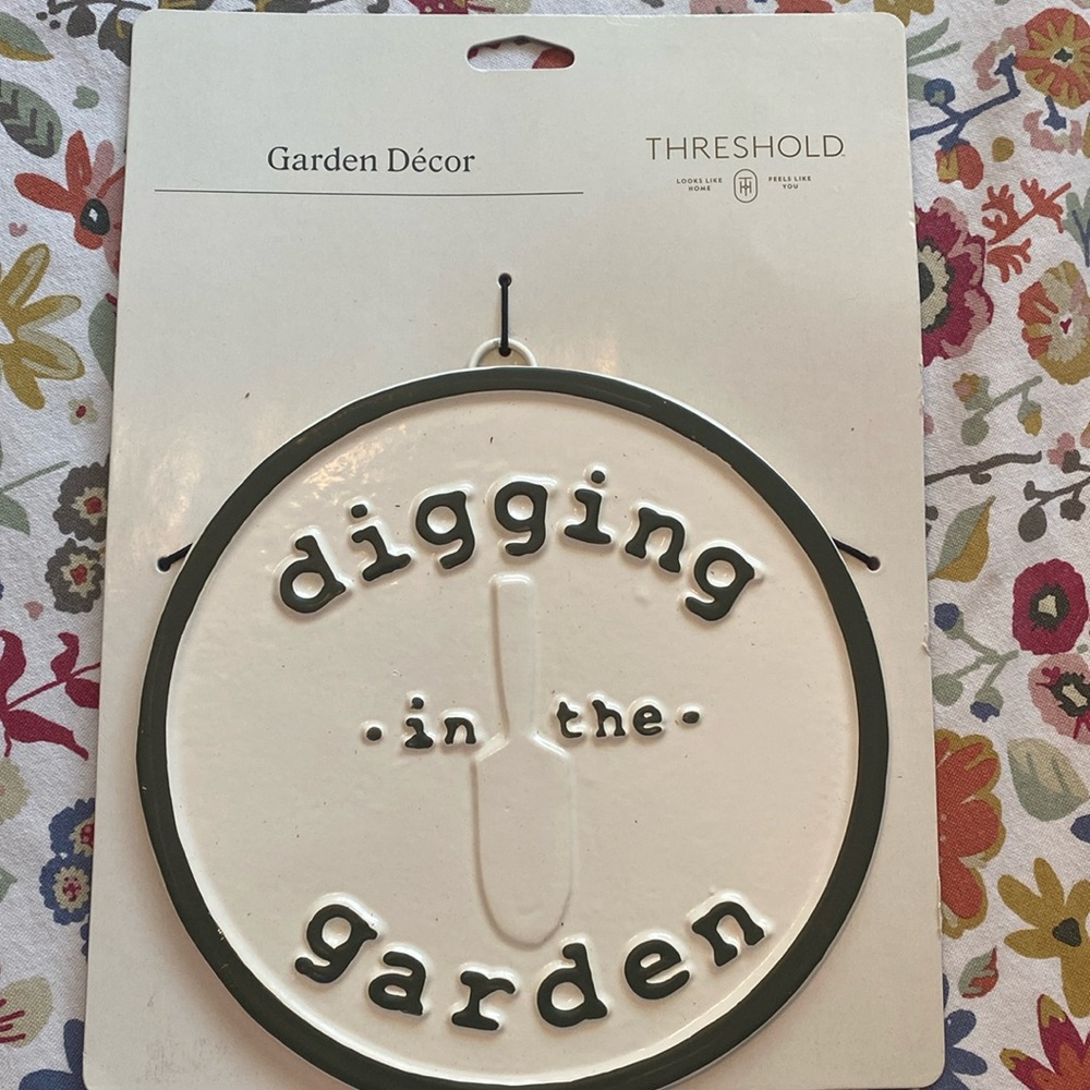 Threshold garden sign “digging in the garden” 8”